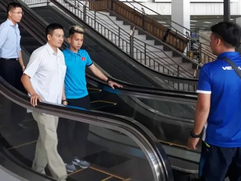 Điểm tin bóng đá Việt Nam tối 5/11: Hồng Duy gặp sự cố hi hữu tại sân bay Lào