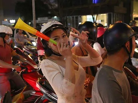 Hot girl Sài Gòn "đi bão" mừng chiến thắng tuyển Việt Nam