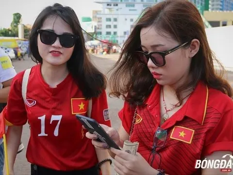 Hot-girl Việt khoe sắc trước trận Việt Nam - Campuchia