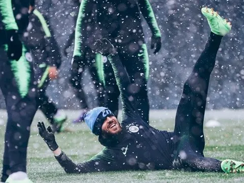 Dàn sao Man City đùa giỡn như con nít dưới tuyết lạnh lẽo