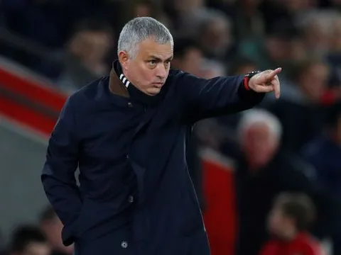 Hughes bị sa thải, Mourinho thì không, công lý ở đâu?