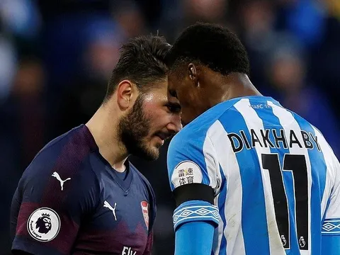 "Hulk" của Arsenal khiến khán giả rạo rực về pha bóng đậm chất "bất bại"