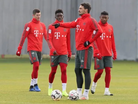 Hummels tập làm thuyền trưởng, chỉ đạo "chiến thuật" cho đồng đội