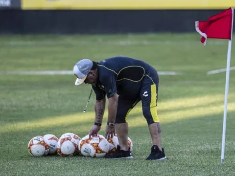 Hùng hục nhặt bóng giúp học trò, Maradona giờ đã khác
