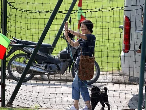 Phu nhân HLV Park Hang-seo hào hứng xem ĐT Việt Nam tập luyện