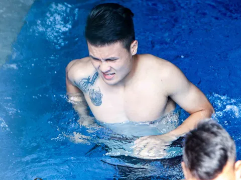 Tiến Dũng -Duy Mạnh khoe body 6 múi, Quang Hải lộ hình xăm độc