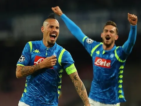 Hủy diệt Red Star, Napoli đẩy Liverpool tới cánh cửa địa ngục