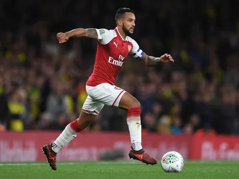 Huyền thoại khuyên Theo Walcott rời Arsenal