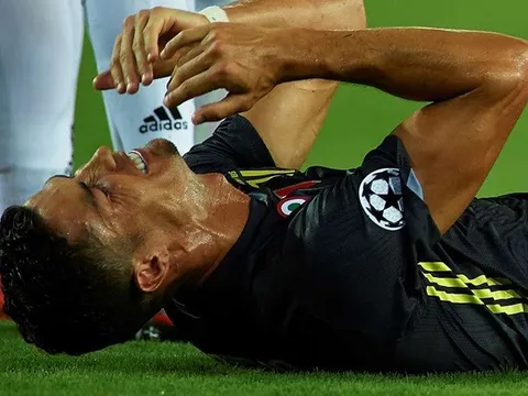 Huyền thoại Man Utd tiết lộ lý do Ronaldo "khóc như mưa" sau tấm thẻ đỏ