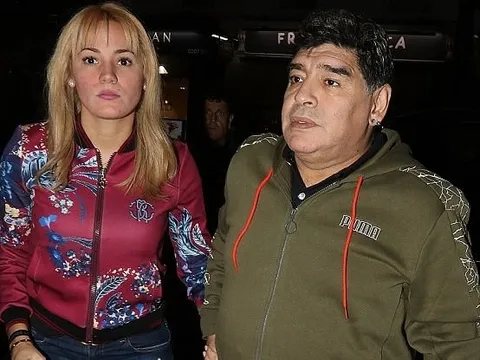 Huyền thoại Maradona đưa bạn gái đi ăn tối ở London
