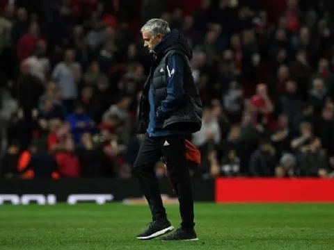 Thắng Pogba, thua Derby, Mourinho giờ 'trăm mối tơ vò'