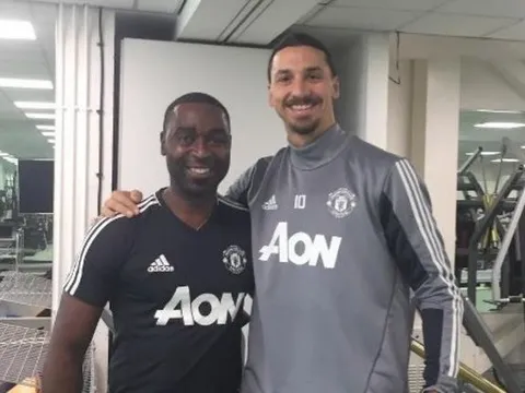Ibrahimovic tập luyện cùng huyền thoại M.U, CĐV háo hức