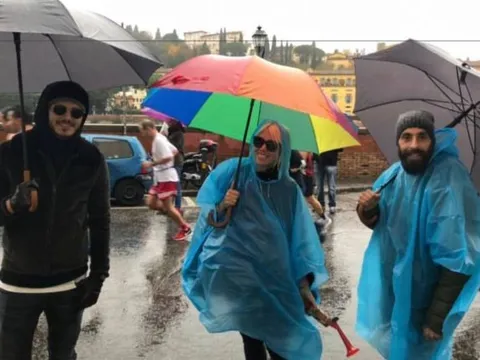 Icardi được fan cuồng hôn thắm thiết dưới mưa