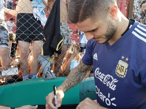 Icardi lẳng lặng ký tặng lên áo đấu của Messi