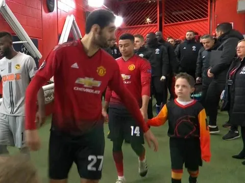 'Khó đỡ' với sự cố hy hữu Fellaini tạo ra trong đường hầm trước trận