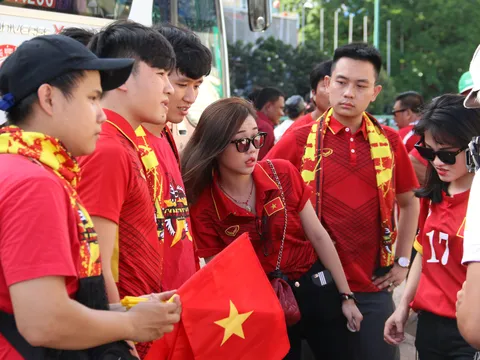 Fan Việt Nam nhuộm đỏ "chảo lửa" Olympic