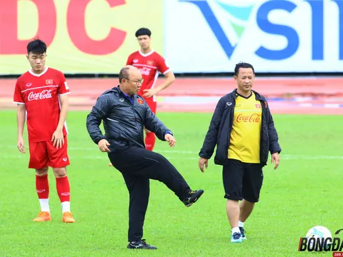 Trở lại Việt Nam, HLV Park Hang-seo "vi hành" tuyển quân chiến AFF Cup 2018