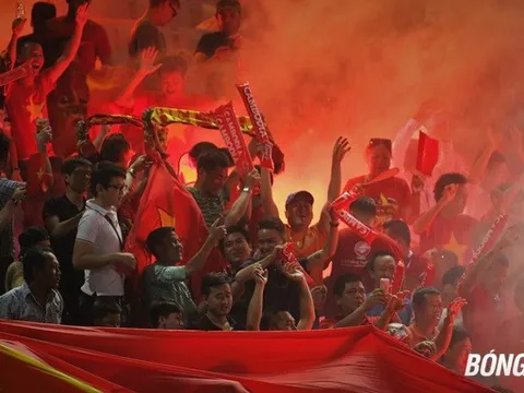 CĐV Việt Nam đốt pháo sáng trên sân Olympic