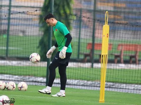 Văn Lâm trổ tài tâng bóng trên sân tập
