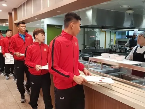 ĐT Việt Nam dùng bữa nhẹ trước buổi tập đầu tiên trên đất Hàn Quốc