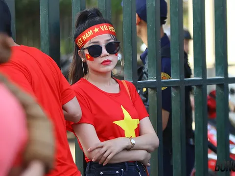 Chùm ảnh hotgirl bốc lửa cổ vũ ĐT Việt Nam