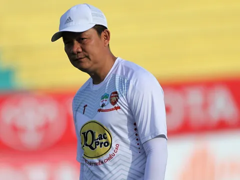 Fan phố núi đòi tẩy chay HLV Nguyễn Quốc Tuấn