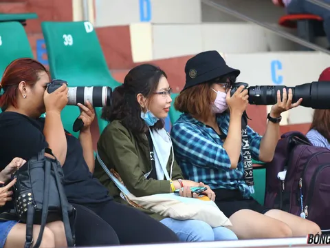 Fan nữ Sài thành sắm "hàng khủng" săn đón tuyển thủ U23 Việt Nam