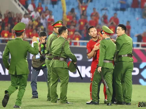 Ngọc Hải giải cứu bất thành fan lao xuống sân ăn mừng ĐT Việt Nam vào chung kết