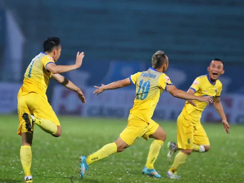 Hạ Long An trong trận đấu gây tranh cãi, FLC Thanh Hóa lấy lại ngôi đầu