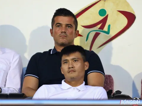 Công Vinh "thương thảo hợp đồng" cùng con trai HLV Calisto trên sân Thống Nhất