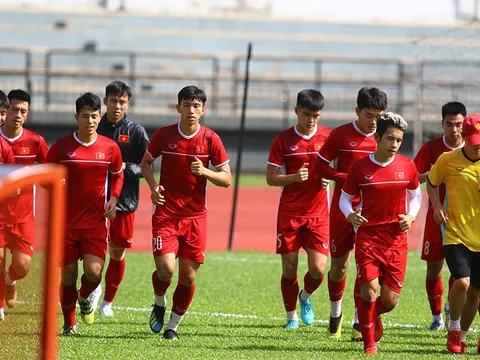 Tuyển Việt Nam đội nắng "luyện công", Văn Toàn còn cơ hội đá trận chung kết