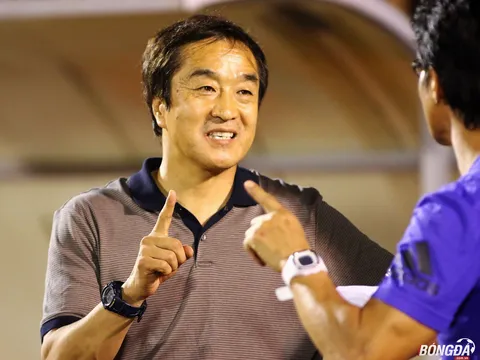 Trợ lý Park Hang-seo xem giò lính Công Vinh trên sân Thống Nhất