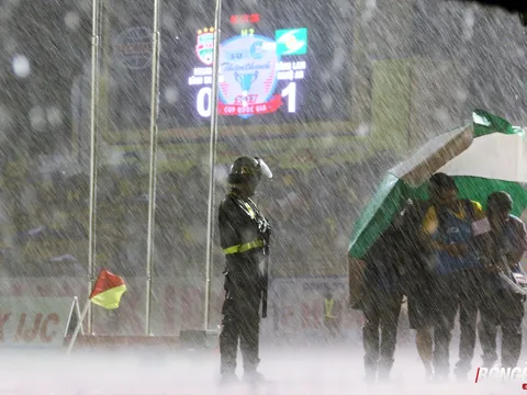 Tạm hoãn trận đấu chung kết Bình Dương - SLNA do mưa lớn