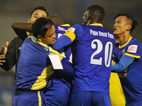 Mất ngôi vô địch, tiền đạo Thanh Hóa nói chuyện tay chân với trọng tài Minh Trí