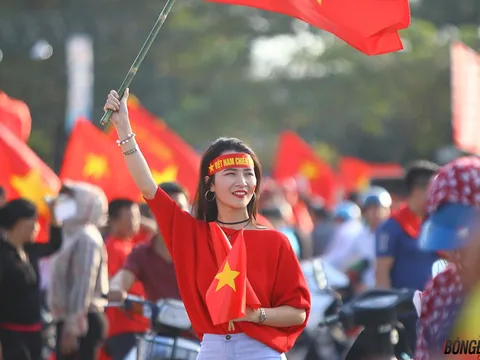 Fan nữ xinh đẹp hào hứng tiếp lửa ĐT Việt Nam trước giờ G