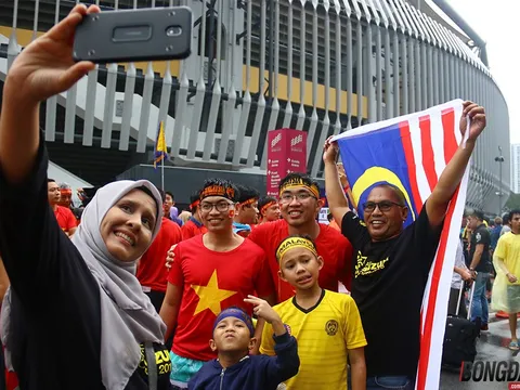 Fan Malaysia thân thiện Selfie cùng CĐV Việt Nam
