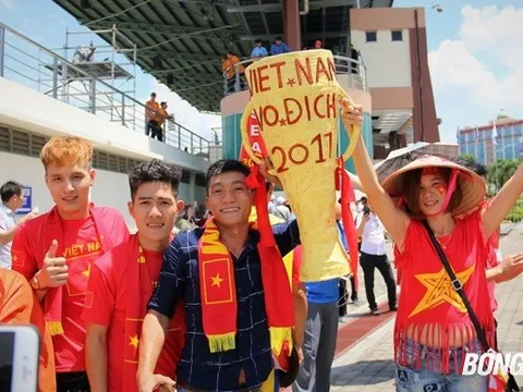 CĐV Việt Nam mang Cúp vô địch thách thức U22 Thái Lan