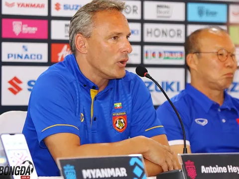 HLV Antoine Hey: "Chúng tôi sẽ đánh bại Việt Nam để làm quà tặng CĐV"
