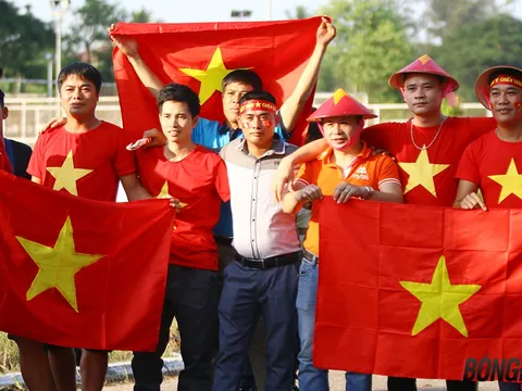 Cờ đỏ sao vàng dậy sóng trên "chảo lửa" Thuwanna
