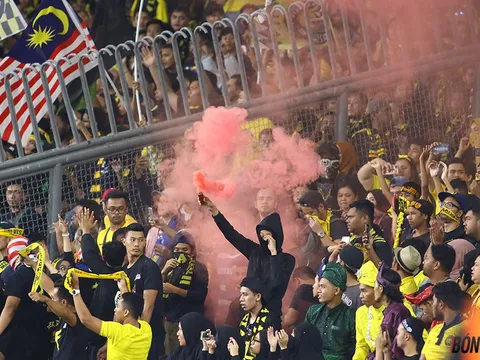 Hòa hú vía với Việt Nam trên sân nhà, fan Malaysia đốt pháo khói ăn mừng