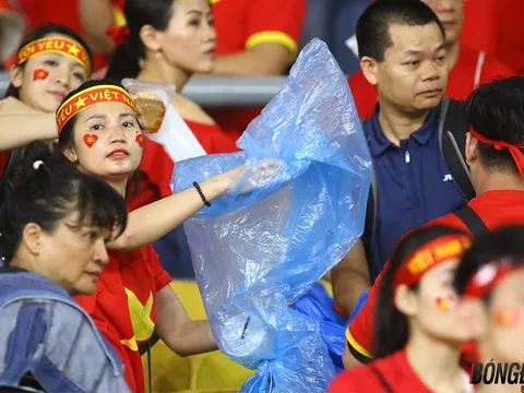 Fan Việt Nam ghi điểm trên chảo lửa Bukit Jalil