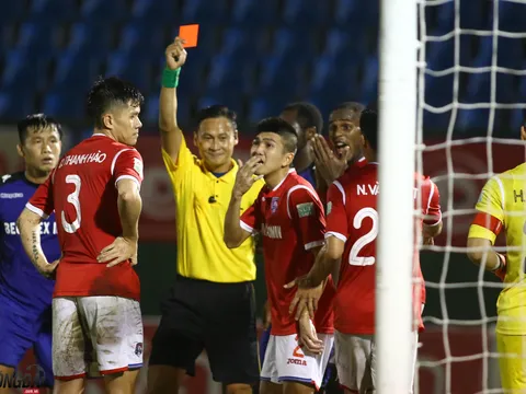 Vòng 22 V-League: Trọng tài "bẻ còi", SLNA đại thắng trên sân Vinh - Hà Nội "chết hụt" ở phố biển