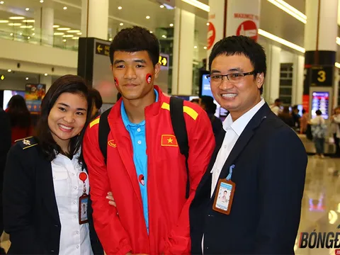 "Cây hài" ĐT Việt Nam, Chinh "đen" bị fan chọc quê tại sân bay