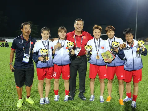 Gặt vàng SEA Games 29, Nữ Việt Nam “mỏi mòn” chờ tiền thưởng
