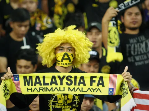 CĐV Malaysia "đốt lửa" khán đài Shah Alam như thế nào?