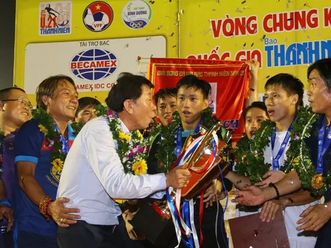Ông Chung hái quả ngọt đầu tiên cùng bóng đá trẻ HAGL