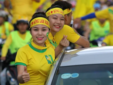 Fan nữ xứ Nghệ "đốt cháy" cầu trường V-League