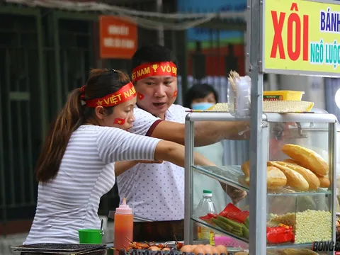 Chùm ảnh: Mưu sinh cùng ĐT Việt Nam bên ngoài sân Hàng Đẫy