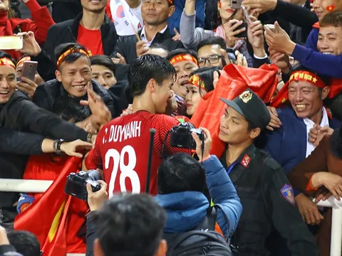 Duy Mạnh "khóa môi" bạn gái trên sân Mỹ Đình khi ĐT Việt Nam vô địch