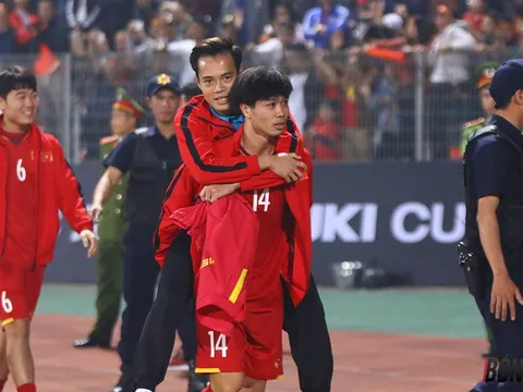 Công Phượng cõng Văn Toàn sau chiến thắng của ĐT Việt Nam trên sân Hàng Đẫy